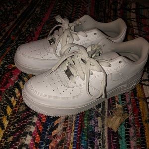 White nike Air Force 1s